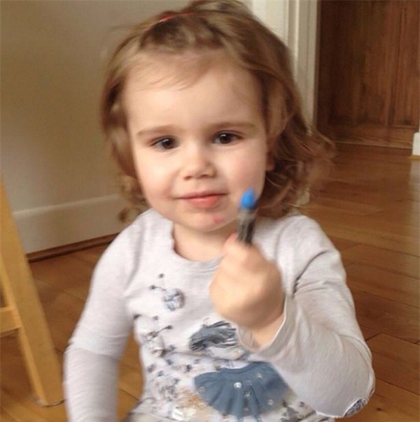 Cuộc sống của cả gia đình cũng bị xáo trộn theo.