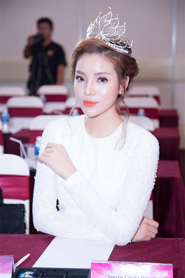 Khoảnh khắc lộng lẫy, xinh đẹp của Kỳ Duyên trong lần xuất hiện mới nhất (ảnh: Huy Nguyễn).