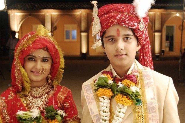 
Anandi và Jagdish được gia đình tổ chức tiệc cưới long trọng. Cả hai yêu thương và giúp đỡ nhau như đôi bạn thân thiết sống dưới cùng một mái nhà.
