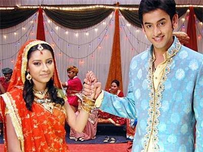 Khi đến tuổi trưởng thành, Anandi phải về nhà cha mẹ ruột để tránh chuyện nảy sinh tình cảm yêu đương với người chồng là Jagdish khi cả hai còn ở độ tuổi vị thành niên. Sau nhiều năm, cô trở lại nhà chồng. Lúc này, cả hai đều đã là nam thanh nữ tú.