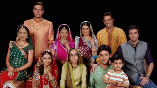 Gia đình nhà chồng Anandi có bà nội, vợ chồng người bác và bố mẹ chồng, chị chồng. Những câu chuyện xảy ra quanh cuộc sống của Anandi và mọi người tại khu làng cô sống được biên kịch phim xây dựng để đả kích nạn tảo hôn và các hủ tục cần bài trừ như việc phân biệt đối xử với phụ nữ, không cho con gái đi học... Anandi cũng nhiều lần hy sinh cho gia đình nhà chồng và Jagdish - người chồng cô lấy từ thuở nhỏ. Hơn một lần Anandi suýt chết để bảo vệ cho Jagdish.