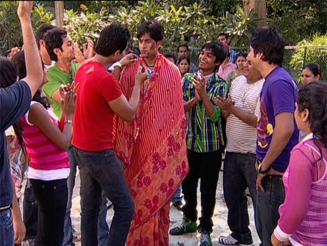 Jagdish là chồng của Anandi, người thừa kế của một gia đình giàu có. Từ nhỏ, Jagdish được nuông chiều và bao bọc bởi người bà yêu thương nhưng chiều chuộng quá mực khiến anh ích kỷ. Khi trưởng thành, Jagdish lên thành phố học Đại học Y nhờ sự ủng hộ của Anandi. Tuy nhiên, anh bị bạn bè trêu chọc và từng có ý nghĩ từ bỏ ước mơ đại học. Trong quãng thời gian này, Anandi là người luôn bên cạnh ủng hộ tinh thần chồng, cổ vũ anh quay trở lại trường.