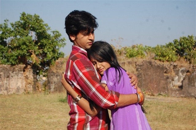 Tuy nhiên, tại trường Đại học, Jagdish lại phải lòng một cô bạn học. Anh giấu kín chuyện mình đã kết hôn ở quê và đem lòng yêu người tình mới Gauri.