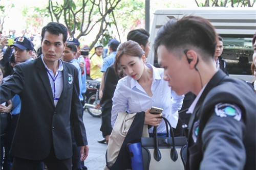 fan viet khoc loc, leo noc nha chup hinh t-ara - 2