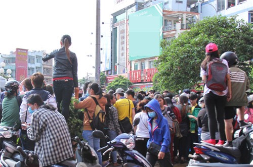 fan viet khoc loc, leo noc nha chup hinh t-ara - 8