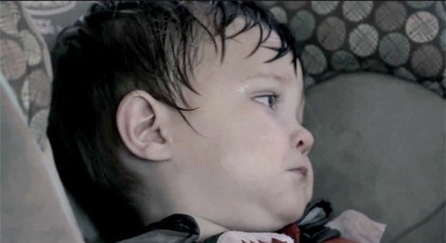 Bố đến câu lạc bộ xem vũ nữ thoát y, con 9 tháng tuổi suýt chết ngạt trong xe