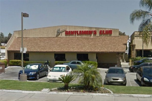 Câu lạc bộ thoát y nơi người cha bỏ mặc con mình ở trong xe.