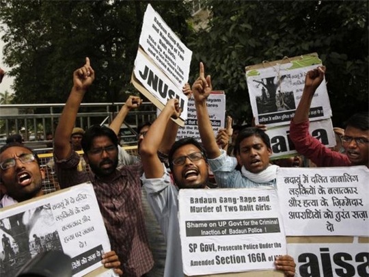 Người biểu tình phản đối nạn cưỡng hiếp tập thể tại Pakistan. Ảnh: AP