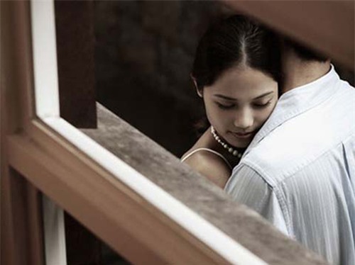 Bạn ạ, trải nghiệm cuộc sống người vợ người mẹ, tôi khuyên bạn hãy dừng lại trước khi quá muộn, đừng làm tan nát hạnh phúc gia đình người ta dù bất kể lý do gì. (Ảnh minh họa)