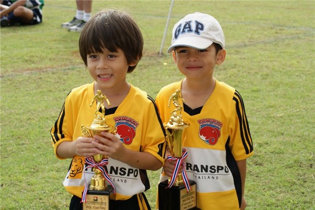 Hai cầu thủ nhí thuộc Học viện bóng đá Bangkok. Ảnh: Bangkok Soccer School