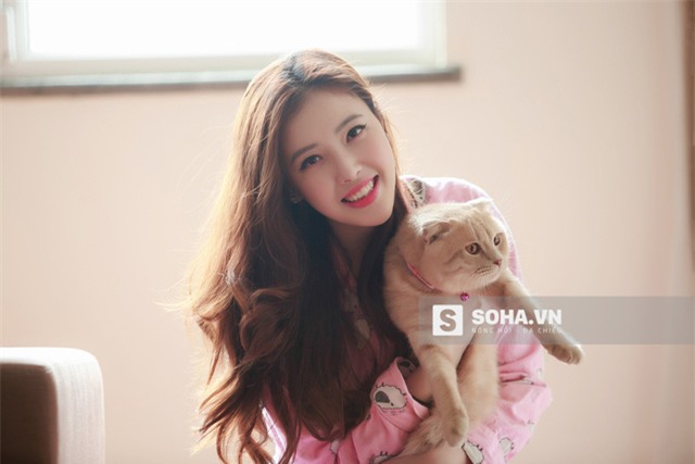 Tôi không phải là người của công chúng nên việc bị đem ra “soi” khiến tôi không thực sự thoải mái.