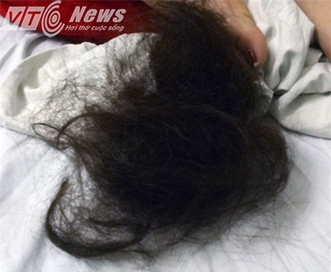 Bạn trai còn dùng kéo cắt của Thảo cả một búi tóc