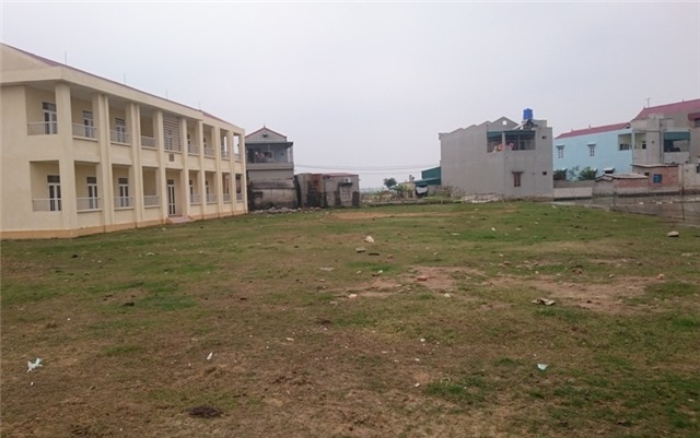 Dãy nhà hành chính hiệu bộ được đầu tư tiền tỷ nhưng chưa sử dụng