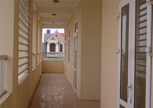 Một khu nhà khang trang nhưng lại bỏ trống