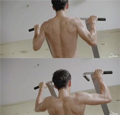 nhung lan khoe body tran hiem hoi cua song joong ki hinh anh 11