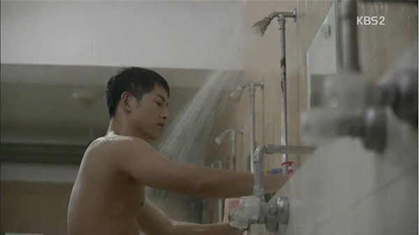 nhung lan khoe body tran hiem hoi cua song joong ki hinh anh 13