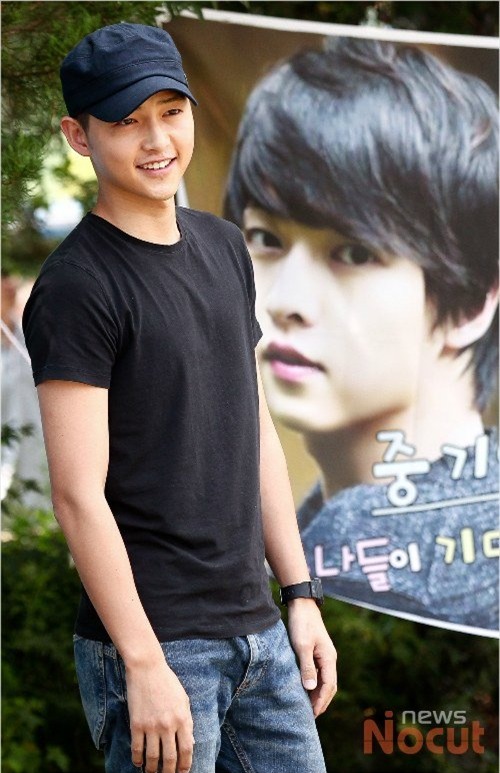 nhung lan khoe body tran hiem hoi cua song joong ki hinh anh 3