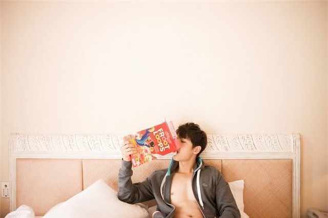 nhung lan khoe body tran hiem hoi cua song joong ki hinh anh 8