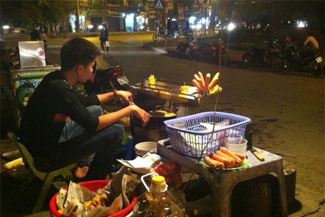 dân công sở, quán vỉa hè, cử nhân Đại học, nhân viên ngân hàng, nhân viên công sở, chủ quán trà đá, thu nhập cao, quán trà đá