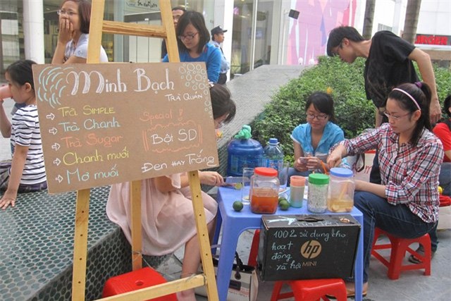 dân công sở, quán vỉa hè, cử nhân Đại học, nhân viên ngân hàng, nhân viên công sở, chủ quán trà đá, thu nhập cao, quán trà đá