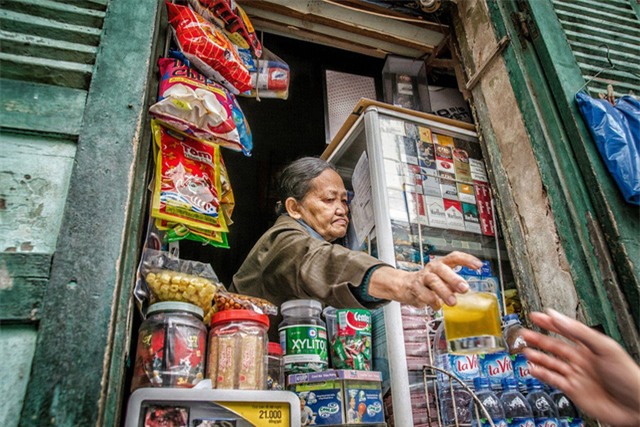 dân công sở, quán vỉa hè, cử nhân Đại học, nhân viên ngân hàng, nhân viên công sở, chủ quán trà đá, thu nhập cao, quán trà đá