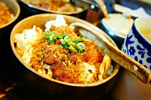 dân công sở, quán vỉa hè, cử nhân Đại học, nhân viên ngân hàng, nhân viên công sở, chủ quán trà đá, thu nhập cao, quán trà đá