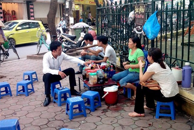 dân công sở, quán vỉa hè, cử nhân Đại học, nhân viên ngân hàng, nhân viên công sở, chủ quán trà đá, thu nhập cao, quán trà đá