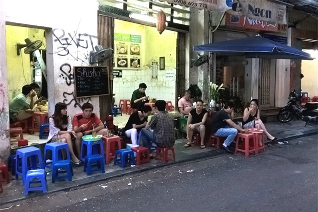 dân công sở, quán vỉa hè, cử nhân Đại học, nhân viên ngân hàng, nhân viên công sở, chủ quán trà đá, thu nhập cao, quán trà đá