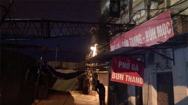 can cau do sap vao nha trong dem, nhieu nguoi thao chay hinh anh 1