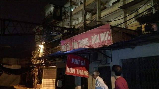 can cau do sap vao nha trong dem, nhieu nguoi thao chay hinh anh 2