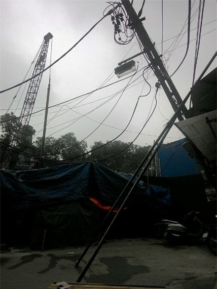 can cau do sap vao nha trong dem, nhieu nguoi thao chay hinh anh 3