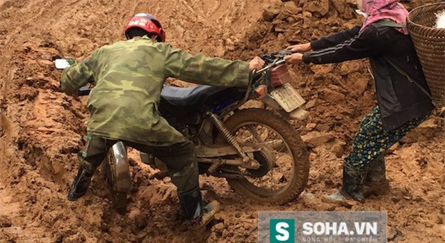 Kinh hãi đi trên con đường xấu nhất miền Tây xứ Nghệ