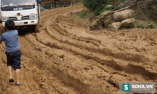 
Cả tuyến đường chỉ dài chừng 50km, nhưng hơn nửa đã bị ngập ngụa trong bùn đất.
