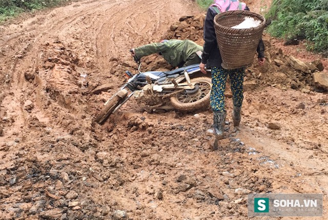 Cặp vợ chồng này bị ngã nhoài giữa đường.