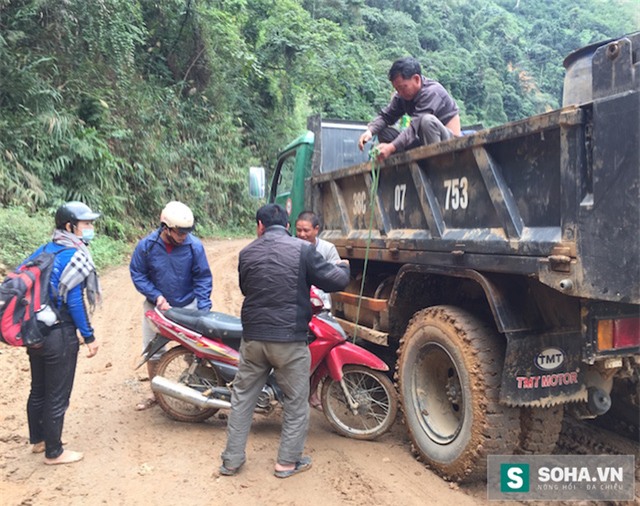 
Không thể đi được bằng xe máy, nhiều người dân phải gửi xe nhờ xe tải để vượt qua những cung đường bùn lầy, trơn trượt này.
