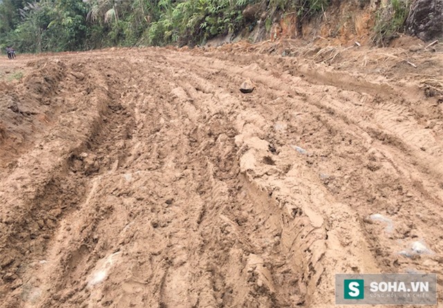 Đường luôn trong tình trạng nhão nhoẹt bùn lầy. Nhiều đoạn chúng tôi không hình dung ra đây là đường mà nghĩ chỉ là ruộng vì bùn ngập sâu hơn 20cm.