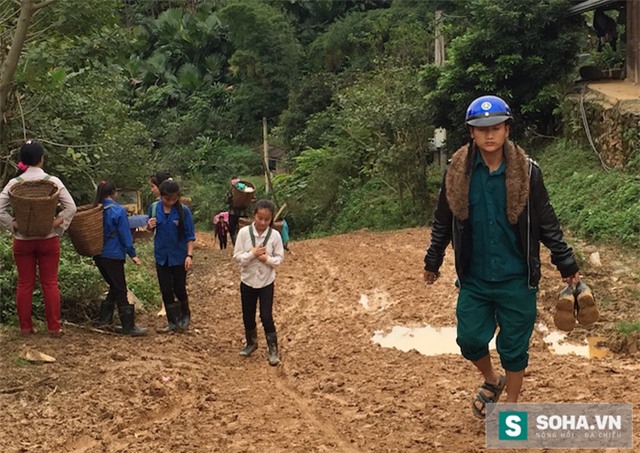 Nói về con đường đau khổ này, có lẽ những người là thầy, cô giáo cắm bản trong xã Nậm Càn và Na Ngoi luôn là người sợ hãi nhất. Bởi gần như cả 4 mùa trong năm, tuyến đường này chưa bao giờ dễ đi.