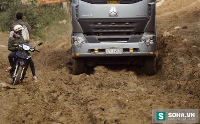 
Thượng uý Nguyễn Công Lịnh - Đội phó CSGT Công an huyện Kỳ Sơn thừa nhận về tình trạng xe tải chở gỗ chạy nhiều khiến đường hư hỏng. Tuy nhiên do địa hình phức tạp, các xe thường trốn khi biết tin lực lượng chức năng vào làm việc nên khó xử lý.
