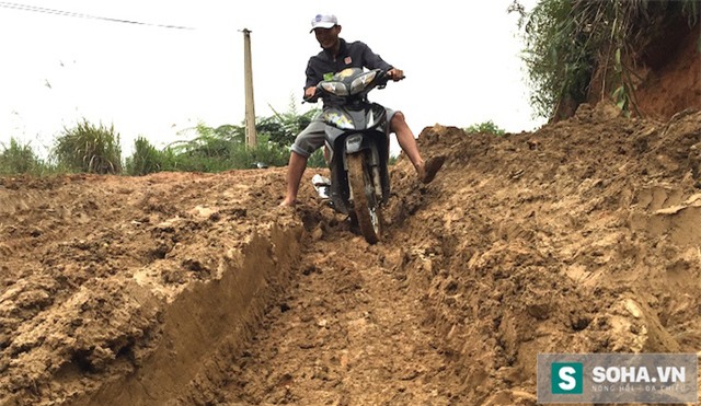 Thời điểm PV đi thực tế để ghi nhận tình hình, phần lớn tuyến đường này đang phải gánh chịu cảnh tượng bùn lầy, sống trâu, rất khó khăn trong việc lưu thông và dễ gây tai nạn giao thông, bởi ngay mép đường là vực sâu hut hút lên đến cả nghìn mét.