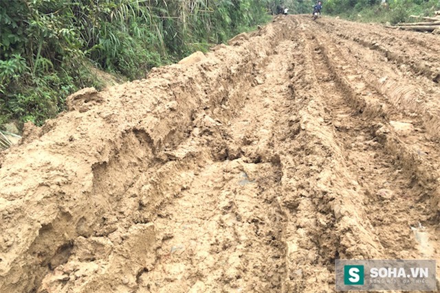 
Theo tìm hiểu của PV, con đường từ xã Nậm Càn đến xã Na Ngoi chưa đầy 10km được huyện Kỳ Sơn đổ nhựa cách đây 8 tháng với kinh phí trên 5 tỷ đồng. Thế nhưng hiện này, hiện trạng đường đã... nát như tương.
