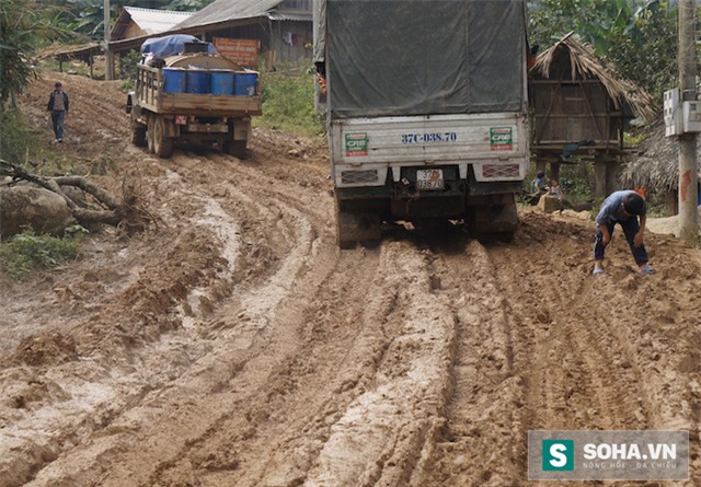 Ngày nắng cũng như mưa, tuyến đường này luôn trở thành nỗi ám ảnh đối với người đi đường và những hộ dân sống xung quanh.