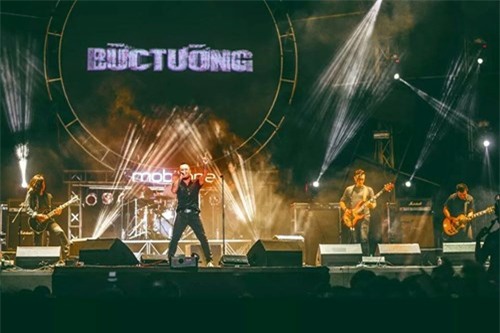  Anh là một trong những người khai sinh ra RockStorm và đảm nhiệm vị trí tổng đạo diễn của rock tour này trong suốt ba năm liền. Lần đầu tiên trong lịch sử rock Việt Nam, các ban nhạc lớn được chọn, quy tụ trong một tour lớn. RockStorm khi ra đời đã lập tức gây sốt và tạo được vị thế khác biệt hẳn so với tất cả các rock show trước đây. Ảnh: Nguyễn Văn Minh - buctuong.com 