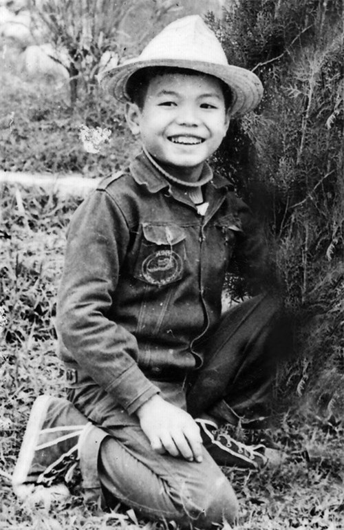 Trần Lập (tên khai sinh là Trần Quyết Lập), sinh năm 1974 tại Hà Nội và là con út trong gia đình. Khi còn nhỏ, Trần Lập là một cậu bé nhút nhát. Cha mẹ và anh chị thường để Trần Lập trong nhà một mình, khóa trái cửa để đi làm nên anh thường phải xua tan sự buồn chán bằng cách hát vang khắp nhà. Những tố chất âm nhạc của Trần Lập dần bộc lộ từ đó. Ảnh: Zing