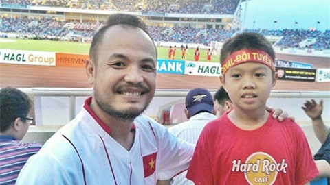 
Không còn ra ngoài tụ tập, giờ Trần Lập thường xem World Cup ở nhà, với cậu con trai 10 tuổi

