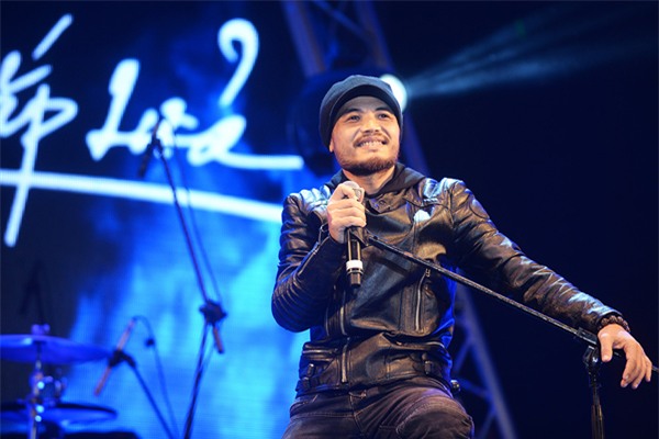 vo-tran-lap-nen-nuoc-mat-nhin-chong-hat-7