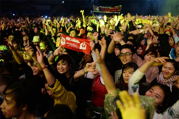 dan-sao-tham-gia-dem-nhac-ung-ho-tinh-than-cho-tran-lap-7