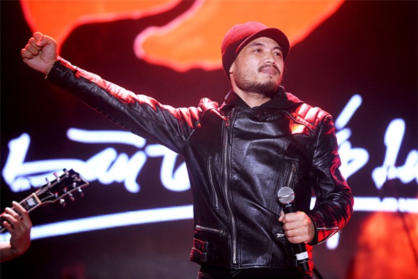 vo-tran-lap-nen-nuoc-mat-nhin-chong-hat-3