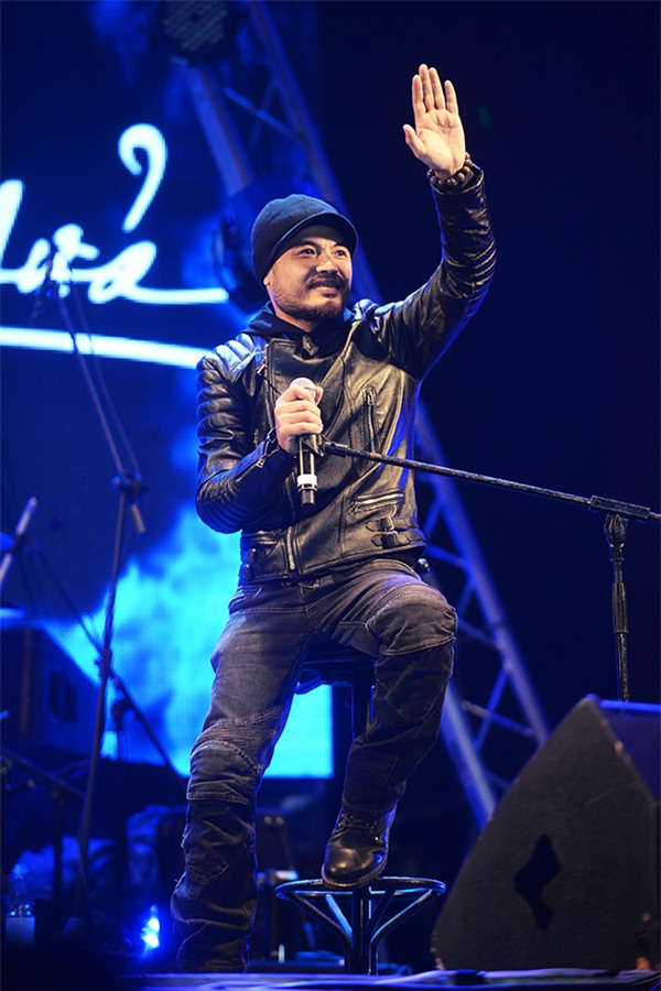 vo-tran-lap-nen-nuoc-mat-nhin-chong-hat-6