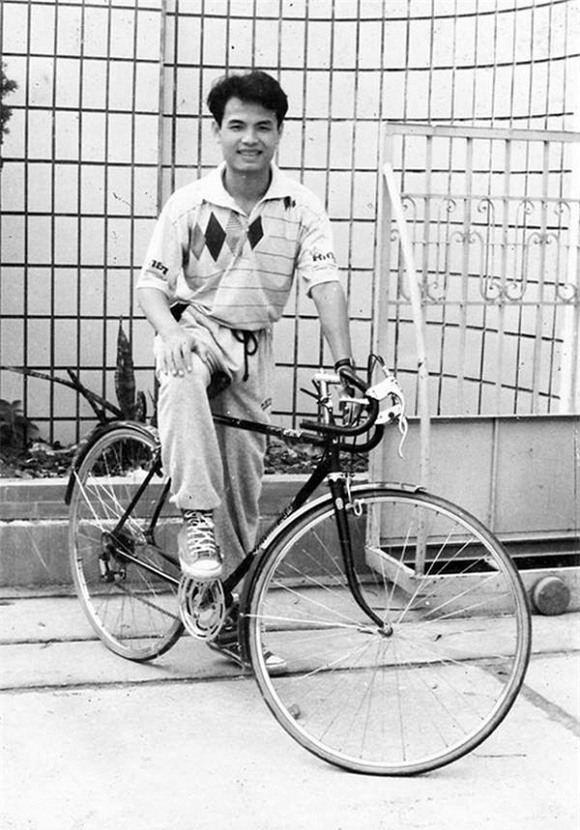 Hình ảnh khi xưa hiếm hoi của ca sĩ Trần lập 0