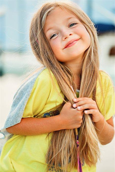 bé gái tóc dài